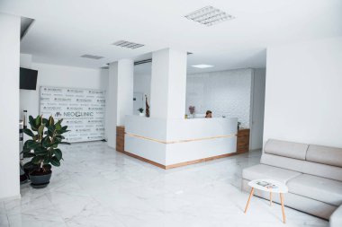 Tıbbi ekipmanlı modern klinik dolabının içi..