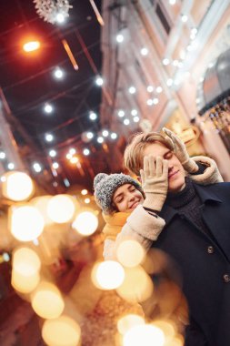 Sevimli genç kız, erkek arkadaşına sürpriz yaparak arkasından yürür..