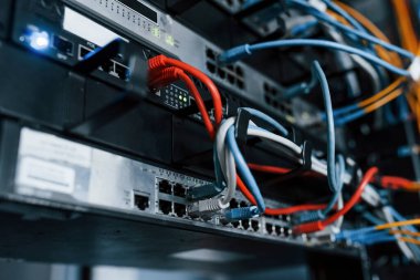 Sunucu odasındaki internet ekipman ve kablolarının görüntüsünü kapat.