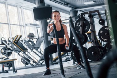 Spor elbiseli genç kız gündüz spor salonunda..