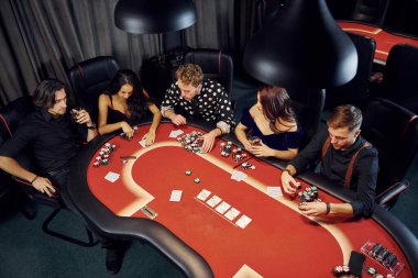 Kumarhanede poker oynayan zarif gençlerin en iyi görüntüsü..