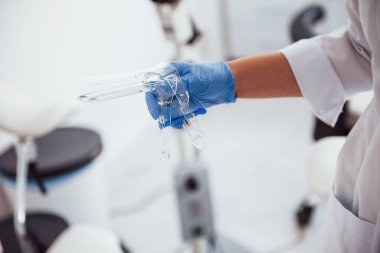 Spekulum enstrüman tutan kadın doktor ellerine yakından bakın..