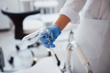 Spekulum enstrüman tutan kadın doktor ellerine yakından bakın..
