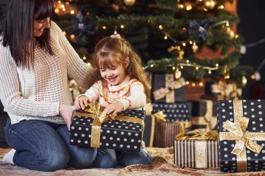 Anne ve küçük kızı Noel 'i hediyelerle kutluyorlar..