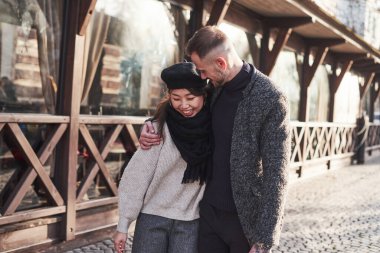 Şehirde birbirini kucaklayan neşeli, çok kültürlü bir çift var. Kafkas sevgilisiyle Asyalı bir kız..
