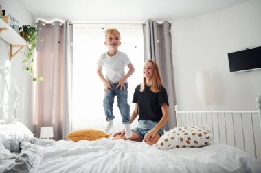 Anne gündüz vakti oğluyla oynuyor ve onunla eğleniyor..