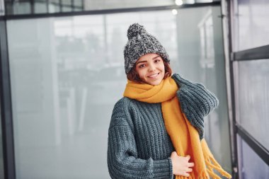 Sarı eşarplı, sıcak elbiseli, güzel, neşeli bir kız..