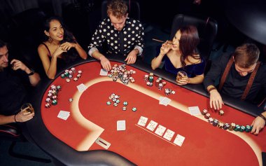 Kumarhanede poker oynayan zarif gençlerin en iyi görüntüsü..