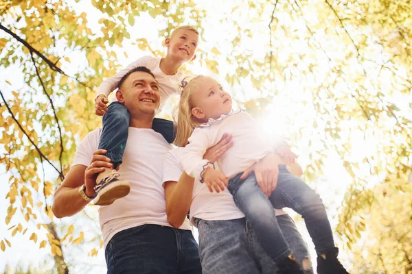 Mamá Papá Sostienen Los Niños Hombros Manos Alegre Familia Joven — Foto de Stock