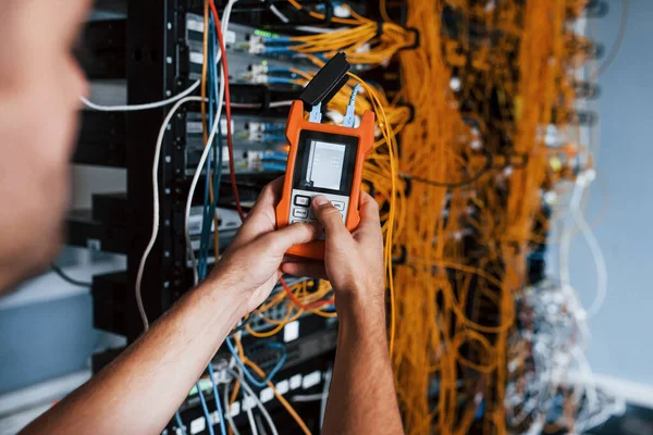 Joven Con Dispositivo Medición Las Manos Trabaja Con Equipos Internet — Foto de Stock