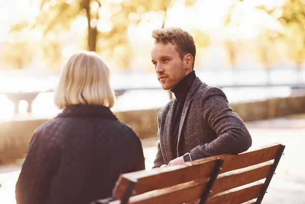 Nonna Con Giovane Ragazzo Abiti Formali Hanno Conversazione Parco Autunnale — Foto Stock