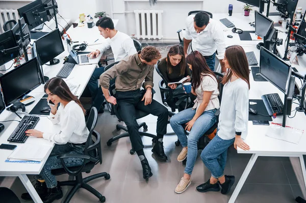 Pebisnis Muda Bekerja Sama Kantor Modern — Stok Foto