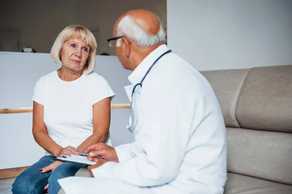 Senior Vrouw Hebben Overleg Kliniek Door Mannelijke Arts — Stockfoto