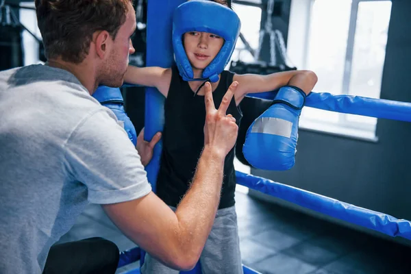 Jovem Treinador Boxe Está Ajudando Menino Desgaste Protetor Anel Entre — Fotografia de Stock