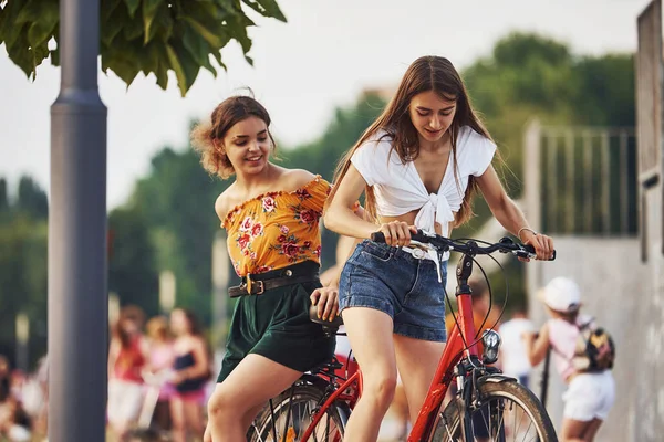 Две Подруги Велосипеде Веселятся Парке Рядом Пандусом — стоковое фото