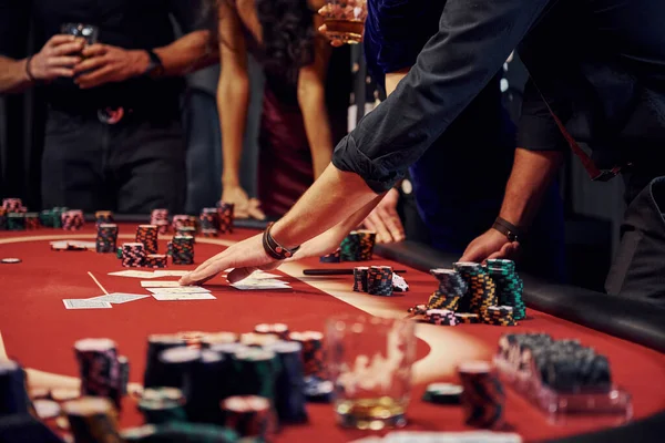 Άνθρωποι Κομψά Ρούχα Που Στέκονται Και Παίζουν Πόκερ Στο Καζίνο — Φωτογραφία Αρχείου