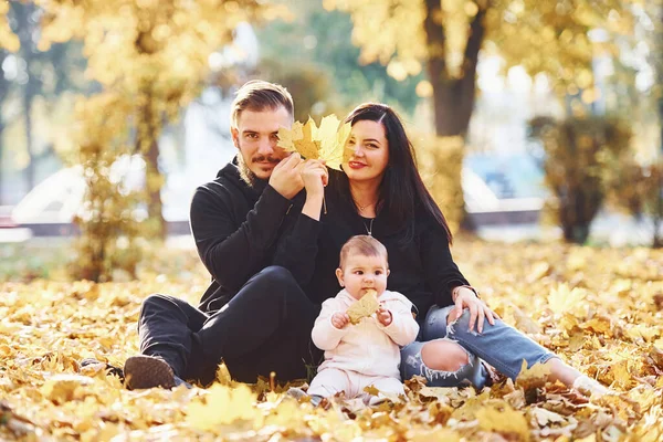 Vrolijke Familie Zit Grond Hebben Plezier Samen Met Hun Kind — Stockfoto