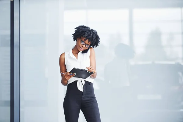 Jeune Femme Afro Américaine Dans Des Lunettes Tient Intérieur Ont — Photo