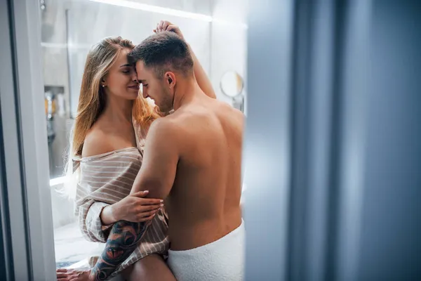 Fiatal Pár Ölelkezik Csókolóznak Fürdőszobában — Stock Fotó