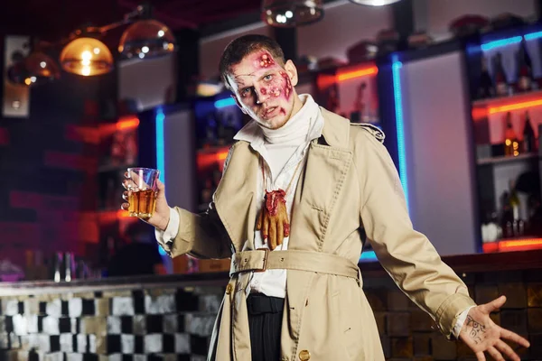 Elinde Içkiyle Zombi Makyajı Kostümüyle Tematik Cadılar Bayramı Partisinde Olan — Stok fotoğraf