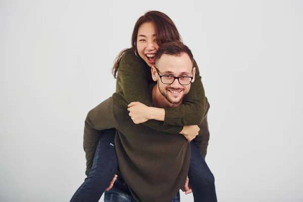 Gelukkig Multi Etnisch Koppel Casual Kleding Hebben Plezier Samen Binnen — Stockfoto