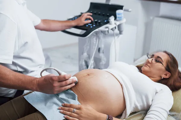 Homme Médecin Fait Une Échographie Pour Une Femme Enceinte Hôpital — Photo