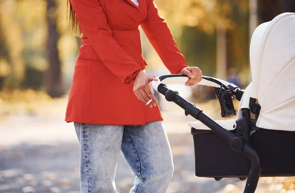 Blisko Widoku Matka Czerwonym Płaszczu Spaceruje Dzieckiem Wózku Dziecięcym Parku — Zdjęcie stockowe