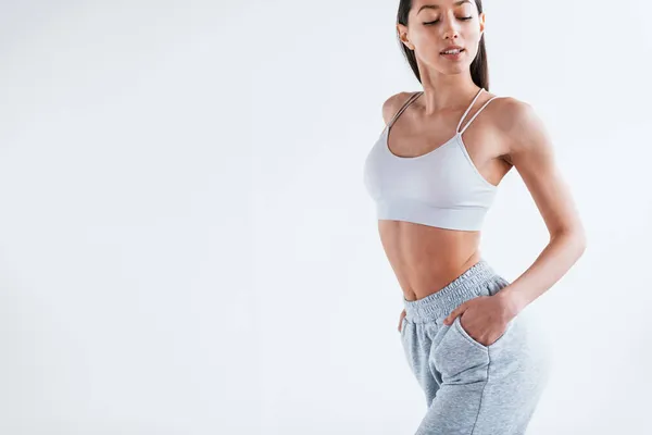 Jovem Mulher Desgaste Esportivo Com Boa Forma Corpo Estúdio Contra — Fotografia de Stock