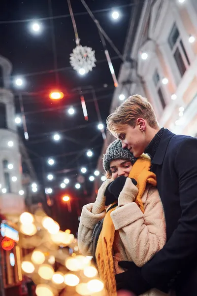 Felice Giovane Coppia Abiti Caldi Sulla Strada Decorata Natale Insieme — Foto Stock