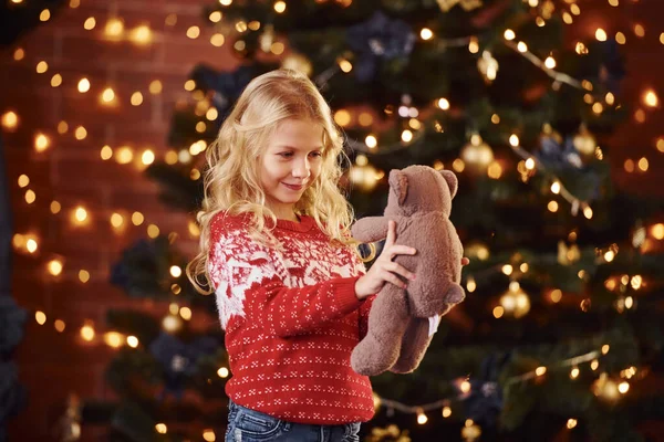 Schattig Klein Meisje Rode Feestelijke Trui Met Teddybeer Binnen Viert — Stockfoto