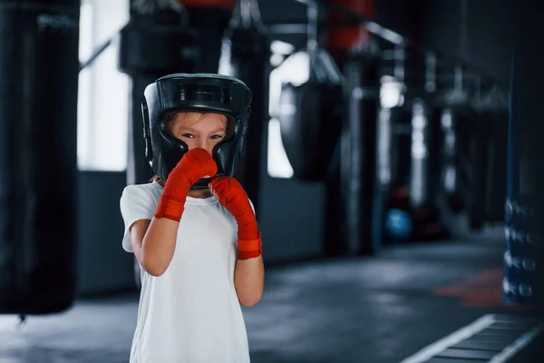 Menina Jovem Desgaste Esportivo Chapéu Protetor Está Ginásio Ter Dia — Fotografia de Stock
