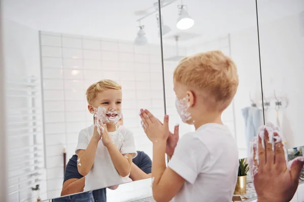 Otec Svým Synem Koupelně Bavit Pomocí Holení Gel Dívat Zrcadla — Stock fotografie
