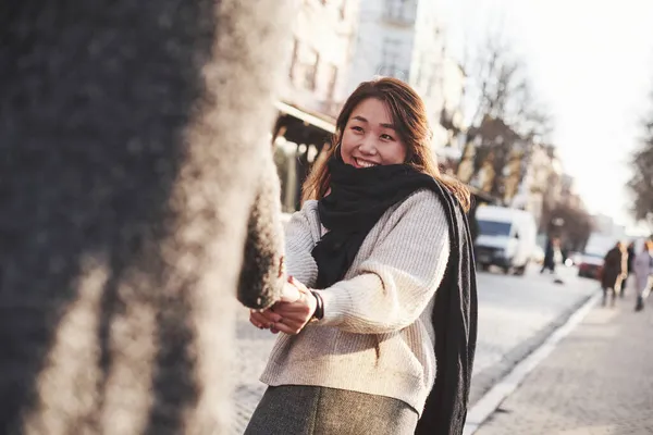 Şehrin Dışında Mutlu Çok Irklı Bir Çift Kafkas Sevgilisiyle Asyalı — Stok fotoğraf