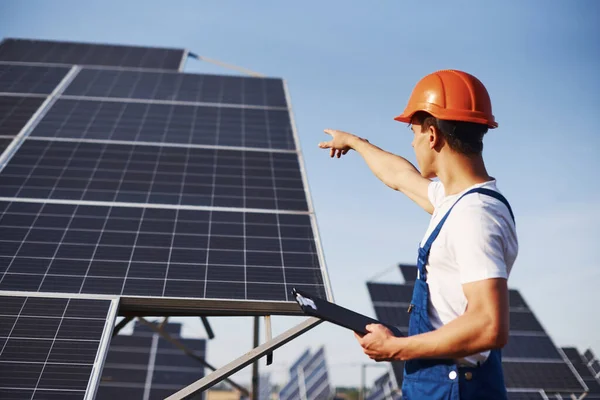 Dat Zie Aan Hand Mannelijke Werker Blauw Uniform Buiten Met — Stockfoto