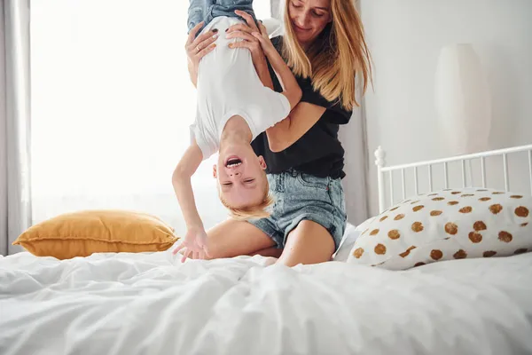 Matka Hraje Bavte Svým Synem Ložnici Dne — Stock fotografie