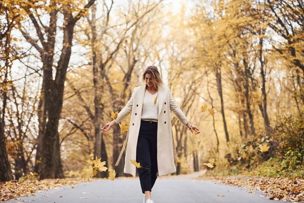 Having Fun Leaves Portrait Young Brunette Autumn Forest Daytime — Stock Photo, Image