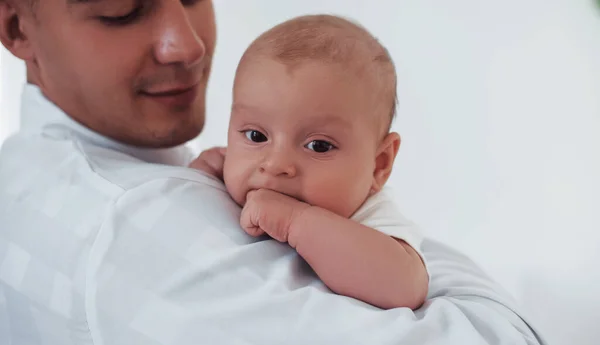 Seisoo Pitää Vauvaa Käsissä Nuori Lastenlääkäri Klinikalla Päivällä — kuvapankkivalokuva