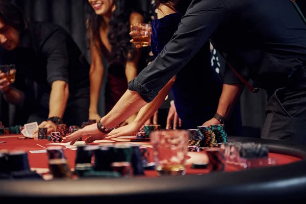 Άνθρωποι Κομψά Ρούχα Που Στέκονται Και Παίζουν Πόκερ Στο Καζίνο — Φωτογραφία Αρχείου