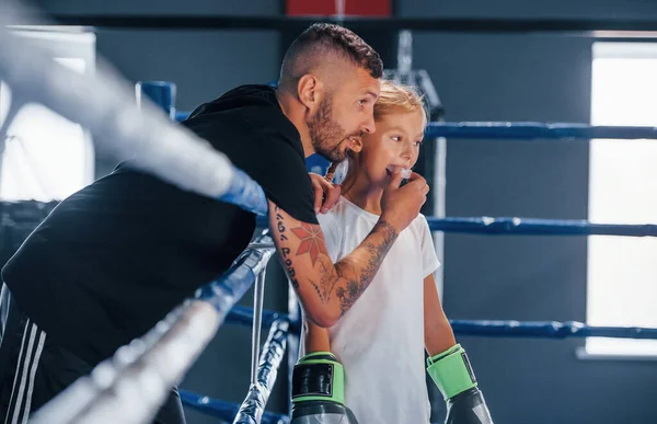 Pie Ring Boxeo Joven Entrenador Boxeo Tatuado Enseña Linda Niña —  Fotos de Stock