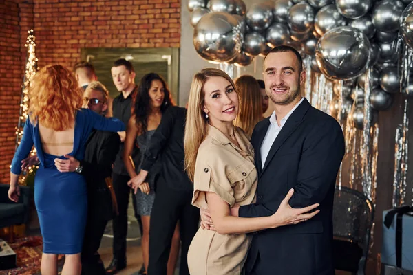 Elegante Jovem Casal Juntos Contra Seus Amigos Quarto Decorado Natal — Fotografia de Stock