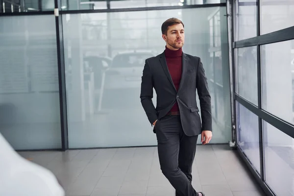 Joven Hombre Negocios Traje Lujo Ropa Formal Está Interior Oficina — Foto de Stock