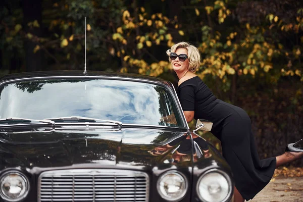 Mulher Loira Óculos Sol Vestido Preto Perto Carro Clássico Vintage — Fotografia de Stock