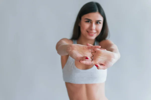 Jong Mooi Brunette Ondergoed Binnen Studio Tegen Witte Achtergrond — Stockfoto