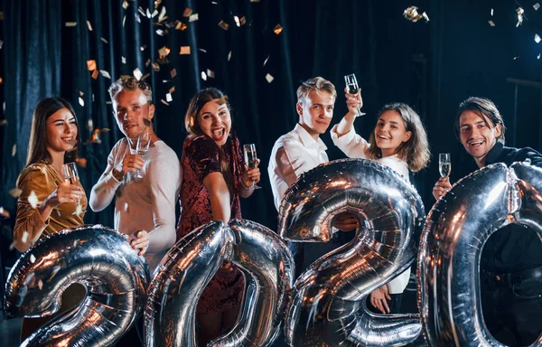 Confetti Grupo Alegre Pessoas Com Bebidas Balões Nas Mãos Celebrando — Fotografia de Stock