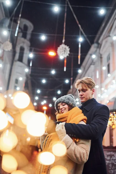 Felice Giovane Coppia Abiti Caldi Sulla Strada Decorata Natale Insieme — Foto Stock