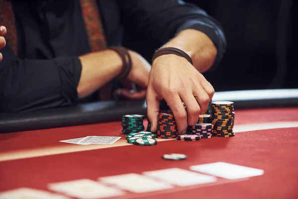Закройте Глаза Человеческие Руки Парень Играет Покер Столом Казино — стоковое фото