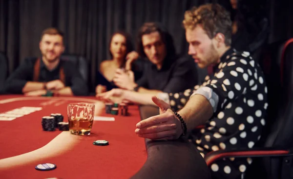 Вид Сбоку Группу Элегантных Молодых Людей Которые Вместе Играют Покер — стоковое фото