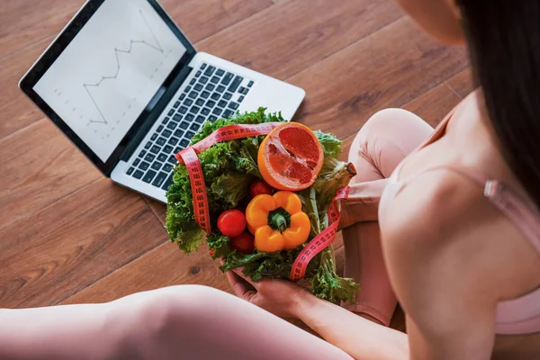 Vrouw Met Slanke Body Type Schone Huid Binnen Sportieve Slijtage — Stockfoto