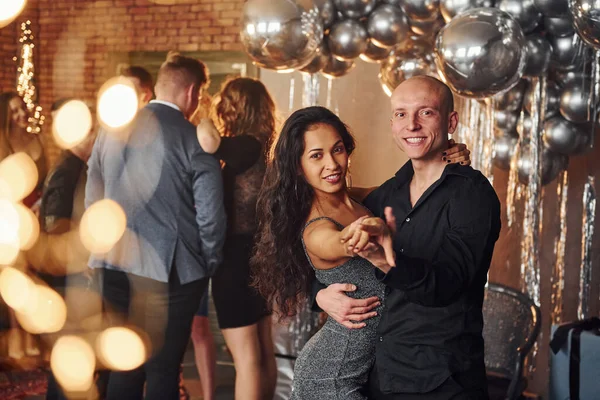 Casal Jovem Dançando Contra Seus Amigos Quarto Decorado Natal Celebrando — Fotografia de Stock