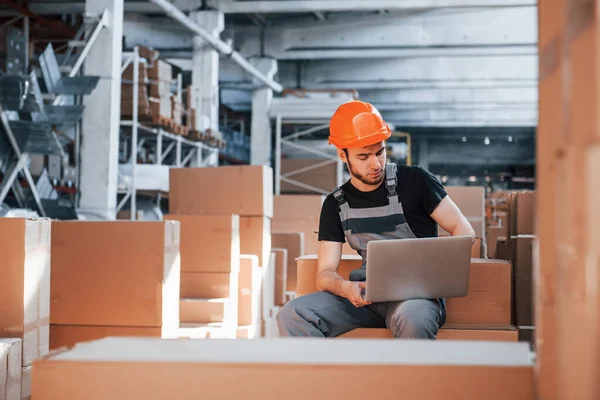 Opslagmedewerker Uniform Modern Laptop Handen Controleert Productie — Stockfoto